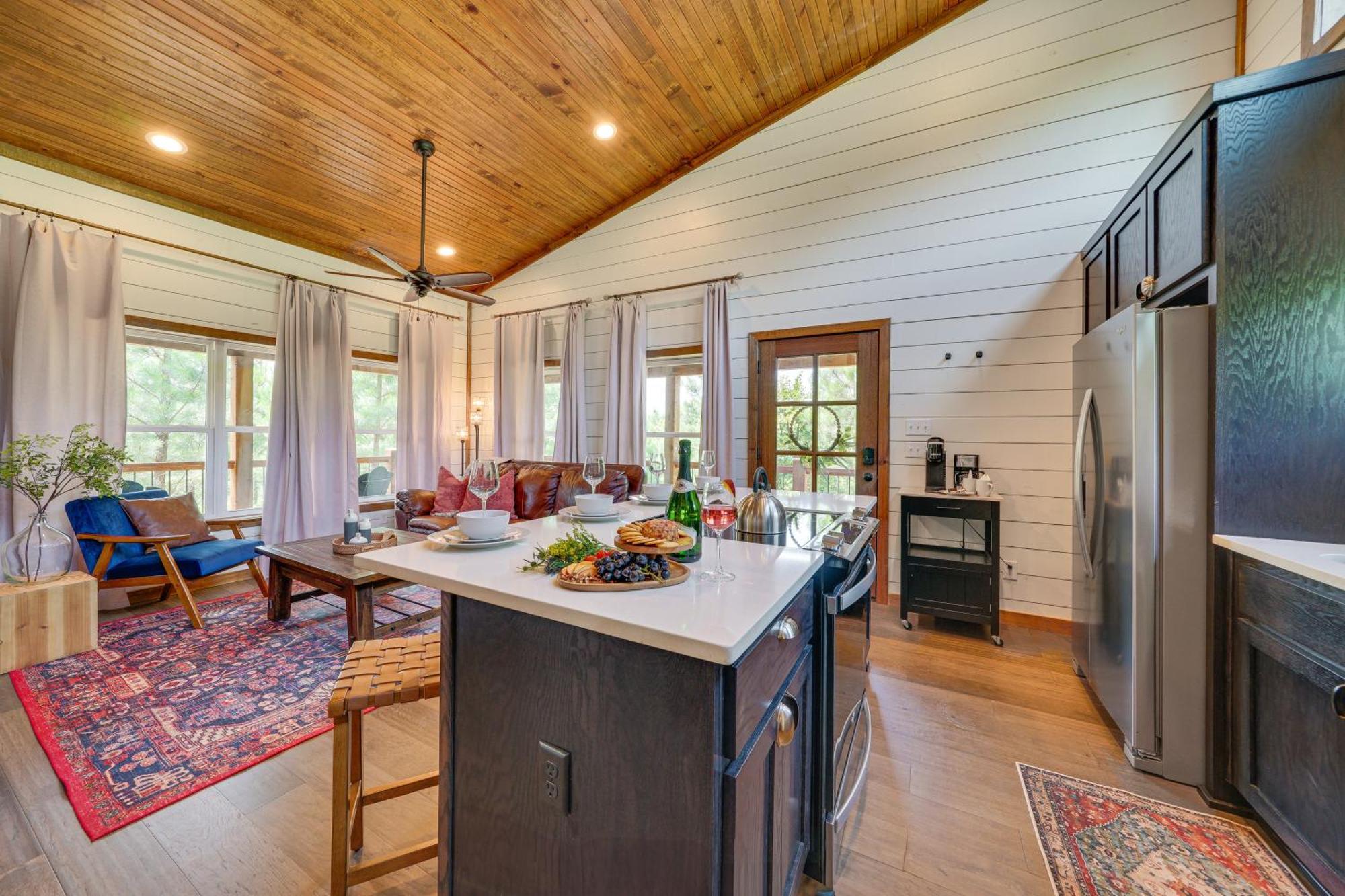 Tree-Lined Broken Bow Studio With Private Hot Tub! Dış mekan fotoğraf